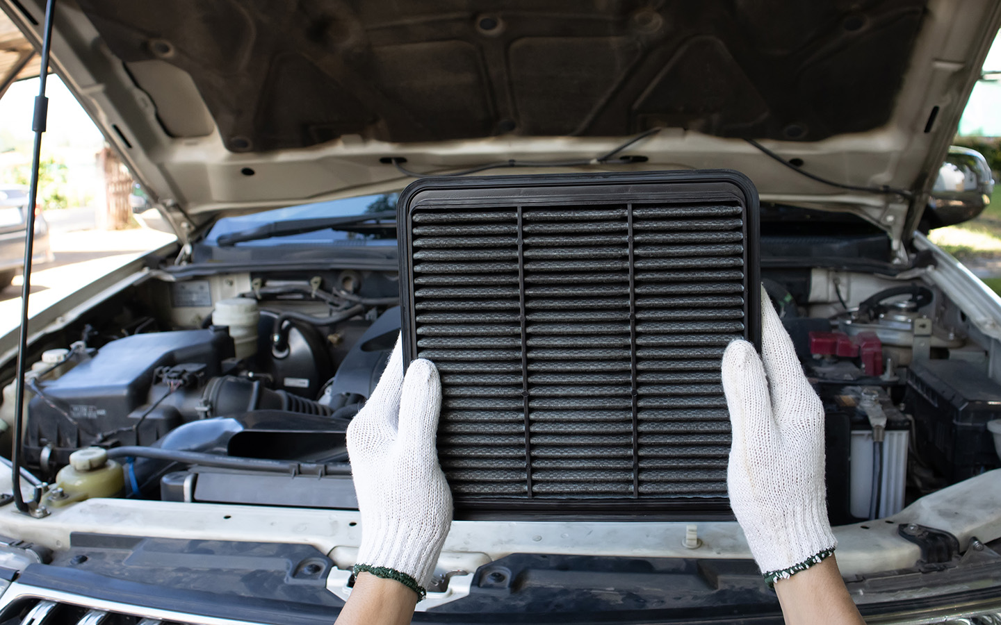 В городе фильтр загрязняется быстрее из-за пыли и выхлопов &mdash; менять его стоит раз в 8&ndash;10 тыс. км. Если фильтрующий материал очень грязный (почти черный), это сигнал менять фильтр чаще