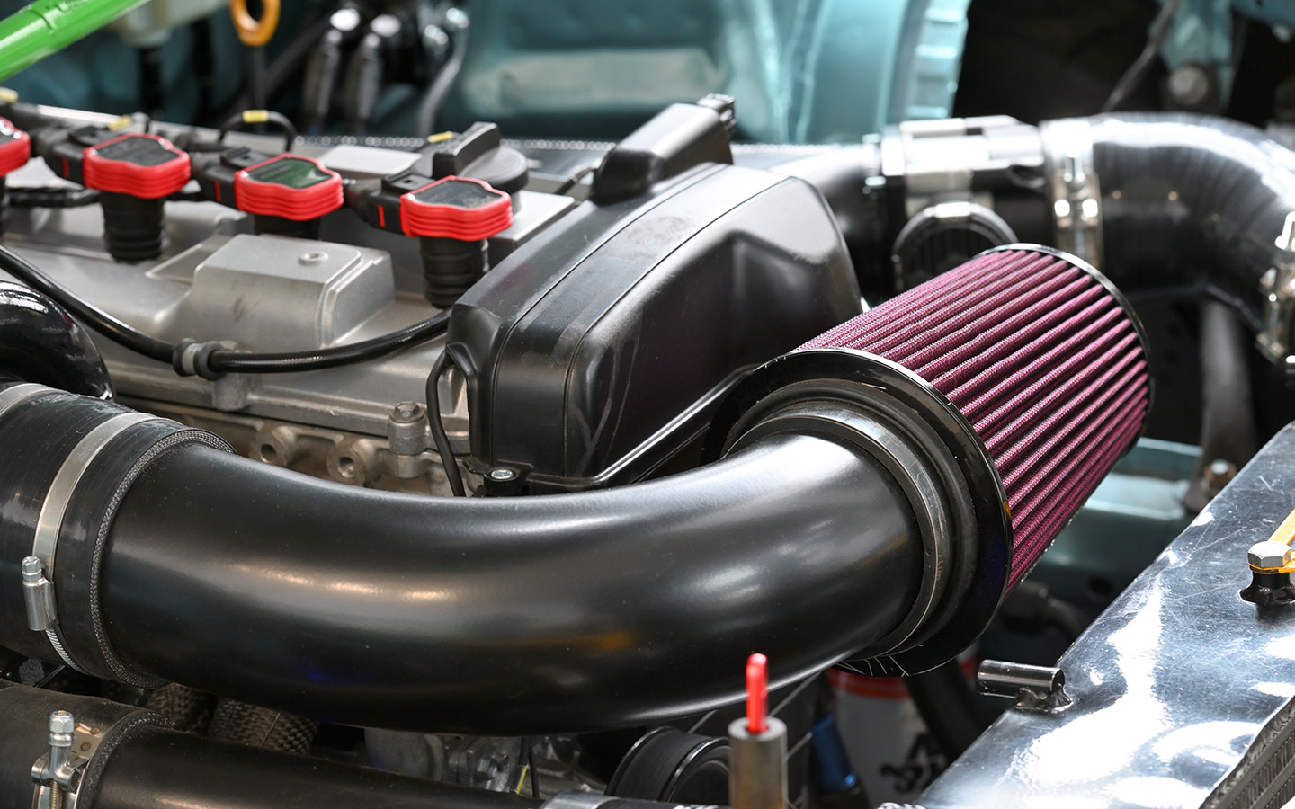 Фильтры нулевого сопротивления (&laquo;нулевики&raquo;) лучше не ставить на &laquo;гражданские&raquo; двигатели без тюнинга: они дороже, сложнее в обслуживании, пропускают мелкую городскую пыль, а реальной прибавки мощности не дают, если не установить их с правильным забором холодного воздуха и термоизоляцией